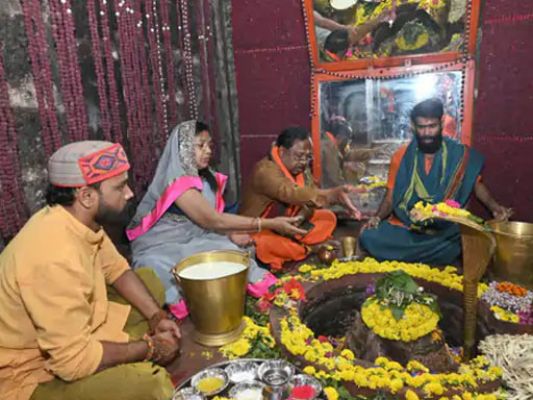 कृषि मंत्री नेताम ने जन्मदिन पर कुलेश्वर  महादेव पहुंचकर किया जलाभिषेक