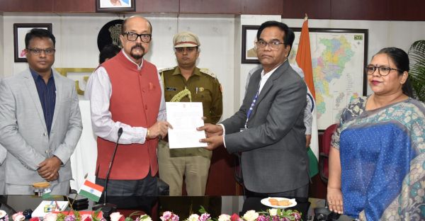 10 हितग्राहियों के निक्षय मित्र बन राज्यपाल ने दिए 50 हजार