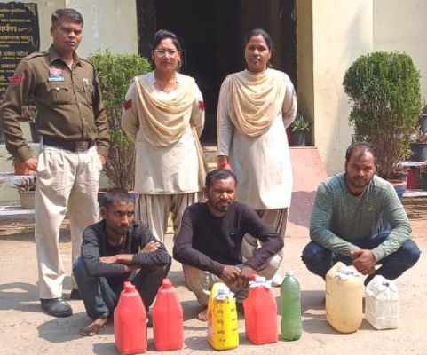 महुआ शराब जब्त, 3 आरोपी गिरफ्तार