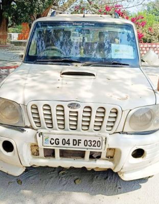 सरकारी गाड़ी में नशे में धुत आबकारी कर्मी भिड़े, सडक़ पर मारपीट, मामला दर्ज