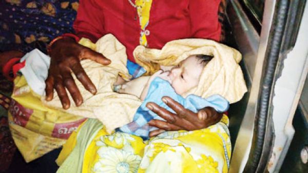 गर्भवती को अस्पताल ला रही वैन में लगी आग
