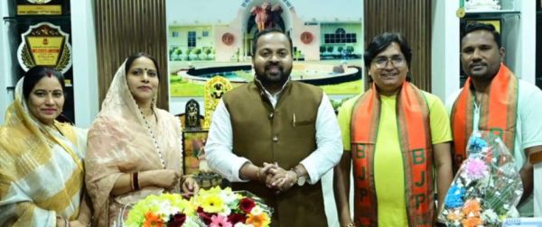 दो पूर्व पार्षद समेत कई कांग्रेसियों ने भाजपा का दामन थामा