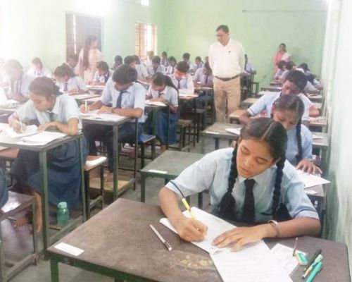 परीक्षा केंद्रों का डीईओ ने किया निरीक्षण