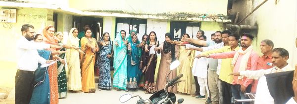 मैनपुर खुर्द की सरपंच सहित  पंचों ने ली शपथ