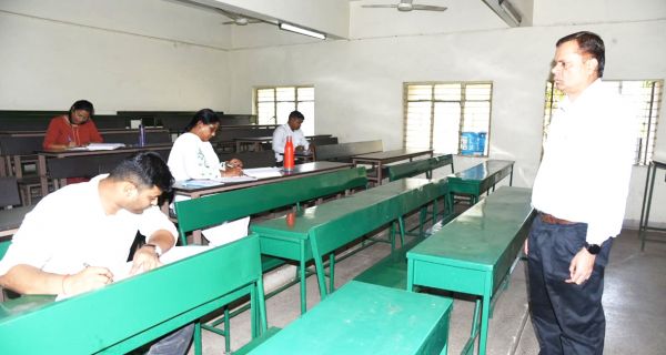 संभाग आयुक्त ने किया विभागीय परीक्षा का निरीक्षण