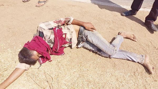 कार की चपेट में तीन युवक घायल