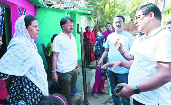  पीलिया, डायरिया प्रभावित क्षेत्र का निरीक्षण करने पहुंचे आयुक्त