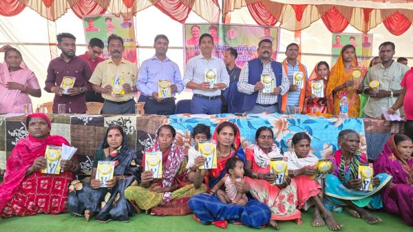 वनाग्नि से जंगलों की रक्षा करने विधायक व डीएफओ ने ग्रामीणों को दिलाई शपथ, सोलर लाइट भी बांटी 