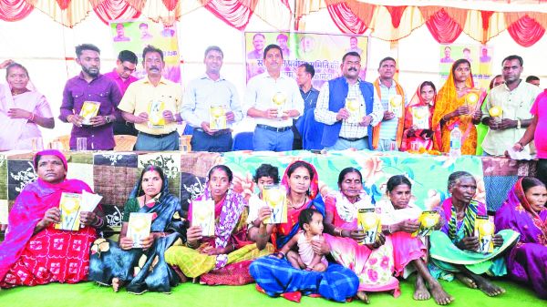 वनाग्नि से जंगलों की रक्षा करने विधायक व डीएफओ ने ग्रामीणों को दिलाई शपथ, सोलर लाइट भी बांटी 