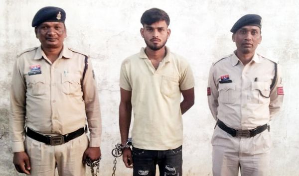 पुलिस अभिरक्षा से फरार आरोपी गिरफ्तार