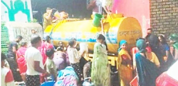 जलसंकट: रात आठ बजे टैंकर आने की खबर पर टूट पड़े लोग 