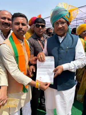 भगत सिंह चौक निर्माण  के  लिए पार्षद दीपक यादव मिले सीएम से