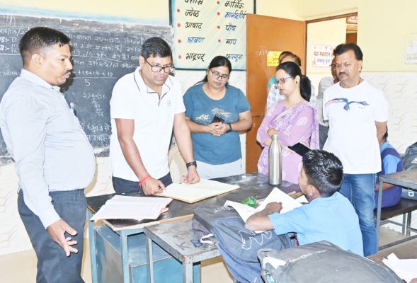 रामनगर शासकीय पूर्व माध्यमिक शाला का औचक निरीक्षण  करने पहुंचे आयुक्त