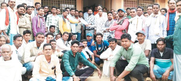 लो वोल्टेज की समस्या, सैकड़ों किसानों ने केशकाल बिजली दफ्तर घेरा