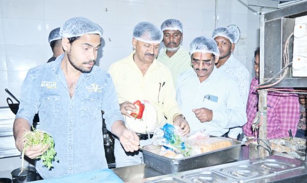 खाना नाली में फेंका, होटल पर जुर्माना