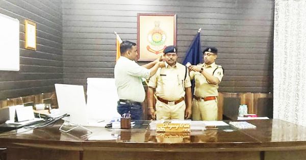 सहायक उप निरीक्षक विजय एक्का बने उप निरीक्षक   एसपी ने लगाया स्टार