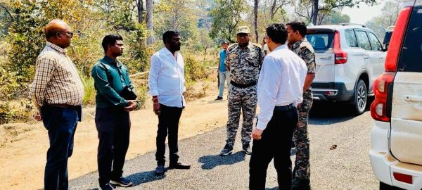 कलेक्टर-एसपी पहुंचे धुर नक्सल प्रभावित क्षेत्र कोंटा