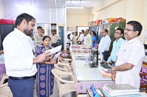 कलेक्टर को दफ्तर से गायब मिले खनिज अधिकारी, एक दिन का काटा वेतन