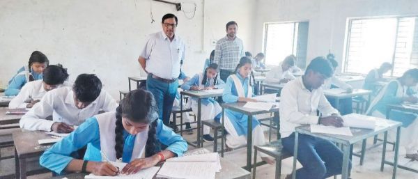 एक शिक्षक प्रार्थना में होते हैं शामिल, बाकी आते हैं मनमर्जी से