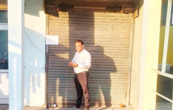 किराया बकाया, दो दुकान सील