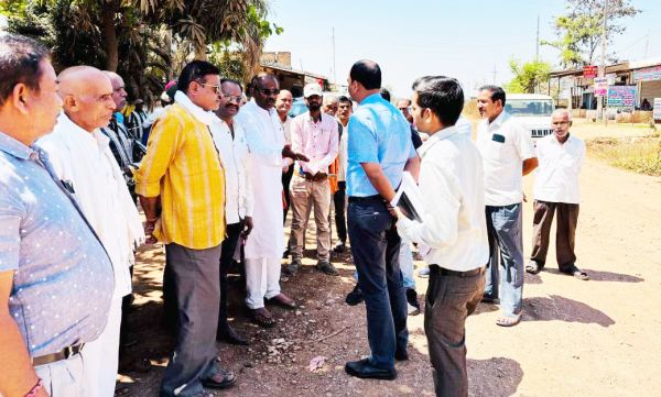 84 करोड़ से बन रहा कोलियारी-खरेंगा सडक़, ग्रामीणों ने अफसर-ठेकेदार को घेरा