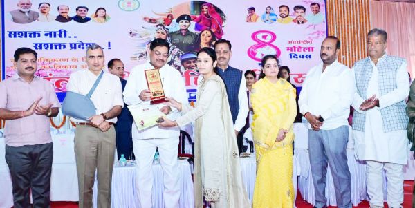 खाद्य मंत्री ने महिलाओं को किया सम्मानित