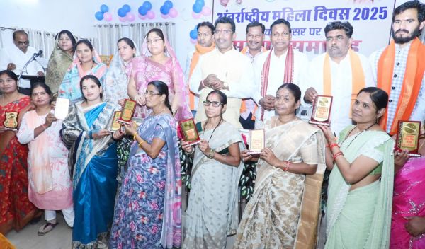 उत्कृष्ट कार्य करने वाली महिलाओं का सम्मान