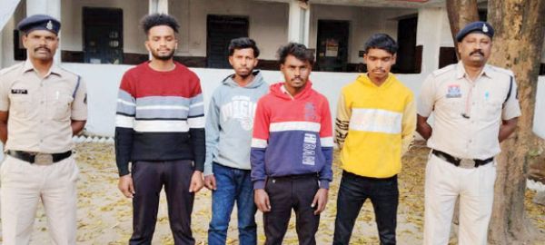 खदान में खड़ी ट्रकों से डीजल चोरी, 4 आरोपी गिरफ्तार