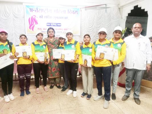 अंतरराष्ट्रीय महिला दिवस पर एस आर हॉस्पिटल  और कॉलेज ने कराया महिला क्रिकेट मैच