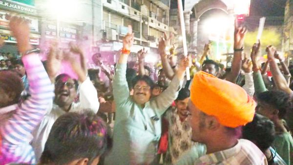 भारत की जीत की खुशी, देर रात सडक़ पर उतरे लोग, आतिशबाजी कर उड़ाए रंग-गुलाल