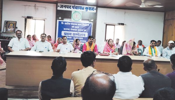 जनपद अध्यक्ष, उपाध्यक्ष व सदस्यों ने ली शपथ