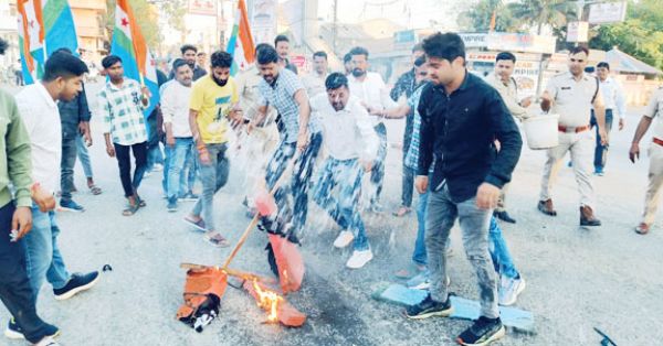 एनएसयूआई ने ईडी का पुतला फूंका