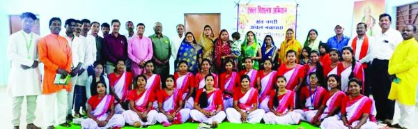 एकल विद्यालय में महिला शिक्षकों का सम्मान