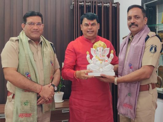 बाबा की बारात में सुरक्षा का जिम्मा संभालने वाले पुलिस अफसरों का बोल बम समिति ने माना आभार
