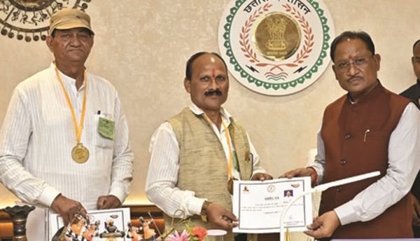 सीएम ने किया दिलीप ठाकुर व सीताराम का सम्मान
