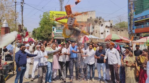कांग्रेस ने भाजपा व ईडी  का फूंका पुतला