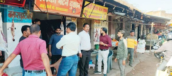 मिलावटी मिठाइयों पर कड़ी नजर, लिए सैंपल