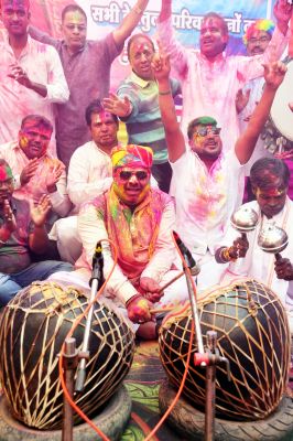 नगाड़े की थाप पर थिरके गजेन्द्र यादव 