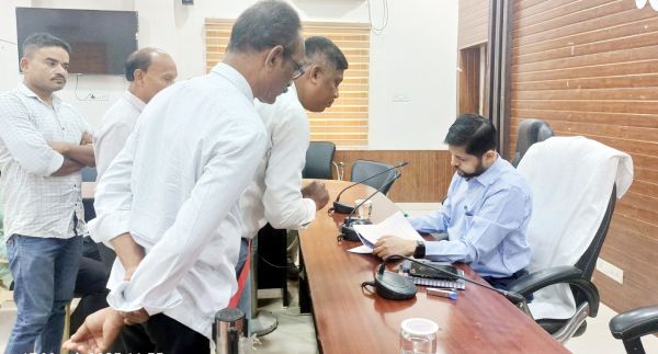 दो व्यक्तियों को एक ही आधार नम्बर जारी, शिकायत लेकर पहुंचे जनदर्शन