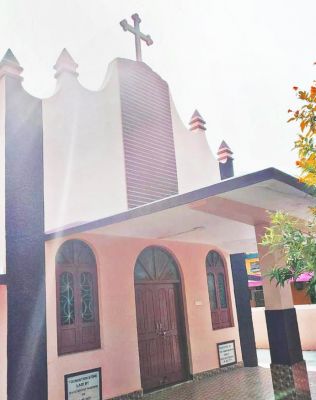 प्रभु यीशु को सूली में लटकाने की  याद में ईसाई समुदाय कठिन व्रत  और प्रार्थना में लीन