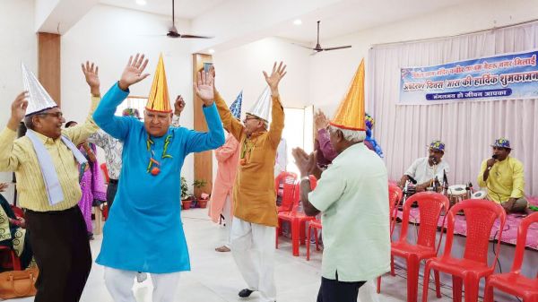 कबीर आश्रम नेहरू नगर भिलाई में मना होली मिलन 