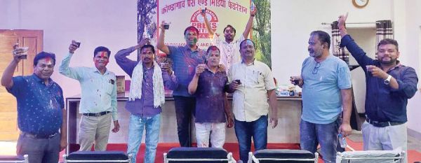 फाग गीतों की धुन पर झूमे पत्रकार, रंग गुलाल संग खेली होली