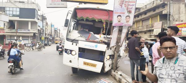 बेकाबू बस डिवाइडर  से टकराई, 5 जख्मी