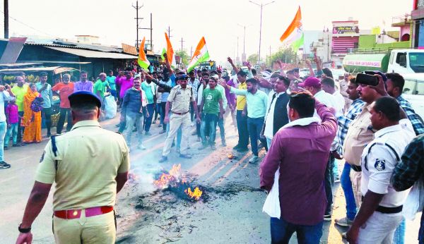 कांग्रेसियों ने दुर्ग ग्रामीण विधायक का फूंका पुतला