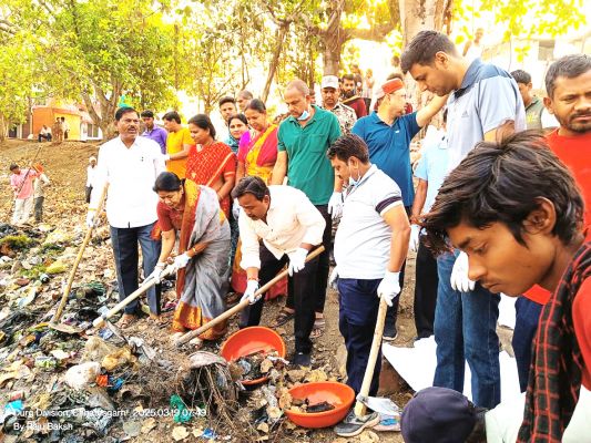 महापौर व कमिश्नर ने पकड़ा फावड़ा, नागरिकों ने उठाया कचरा