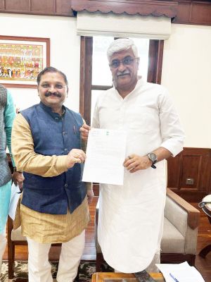 सांसद ने भोरमदेव मंदिर के विकास के लिए केंद्रीय मंत्री से की मुलाकात, सौंपा पत्र