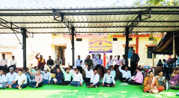 शासकीयकरण की मांग, बेमुद्दत धरने पर पंचायत सचिव