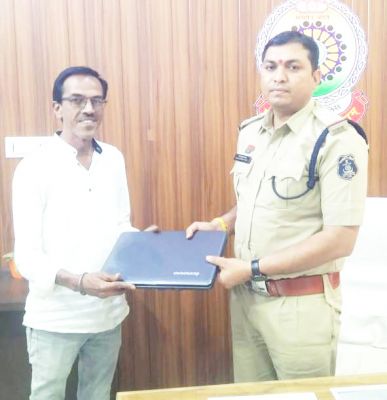 लावारिस लैपटॉप को ऑटो चालक ने थाना में किया जमा