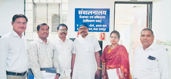मांगों को  लेकर आईटीआई कर्मचारी अधिकारी संघ ने सौंपा ज्ञापन