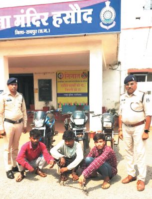 चंदखुरी में बाईक, नगदी, मोबाइल लूटने वाले 5 गिरफ्तार, दो नाबालिग भी